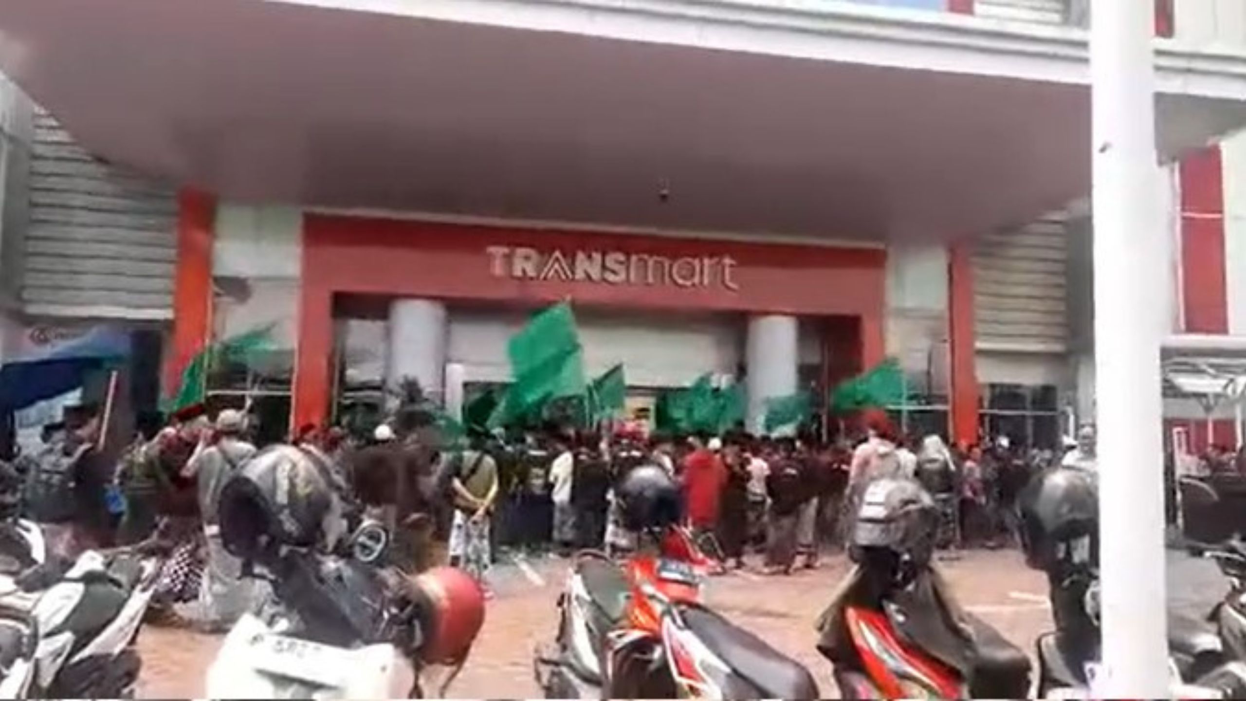 Demo di Transmart Jember. (tiktok)